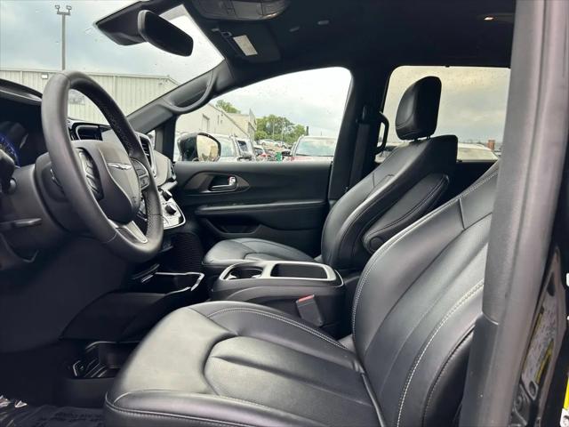 2025 Chrysler Pacifica Select