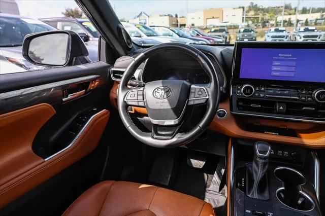 2023 Toyota Highlander Hybrid Platinum