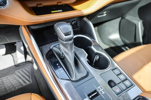 2023 Toyota Highlander Hybrid Platinum