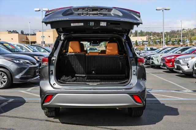 2023 Toyota Highlander Hybrid Platinum
