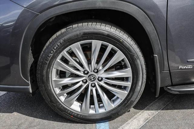 2023 Toyota Highlander Hybrid Platinum