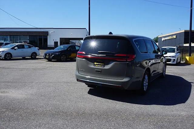 2025 Chrysler Pacifica Select