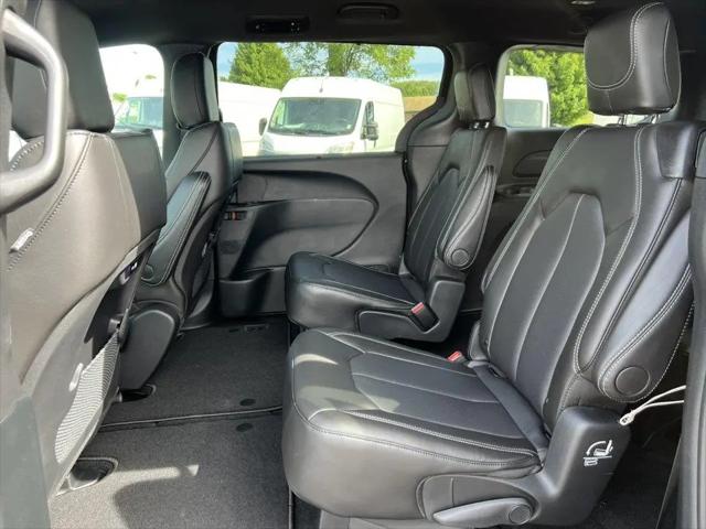 2027 Chrysler Pacifica Select AWD