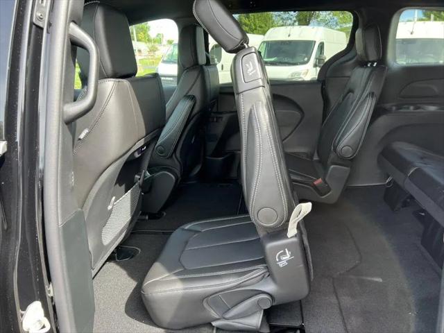 2027 Chrysler Pacifica Select AWD