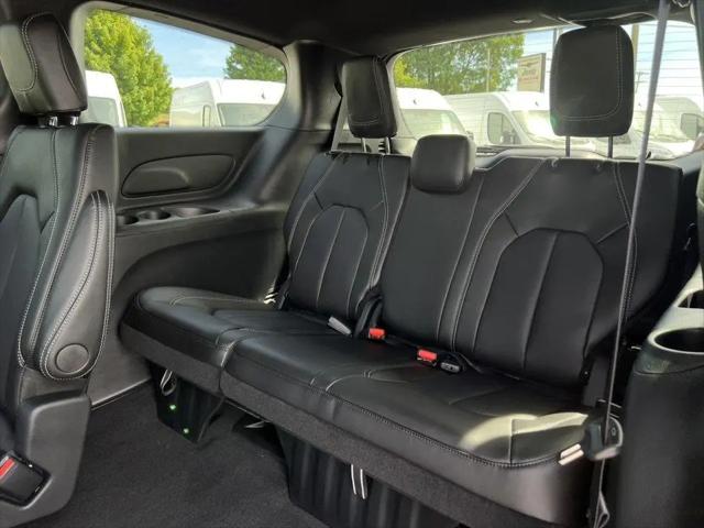 2027 Chrysler Pacifica Select AWD