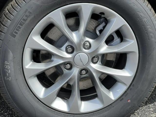 2027 Chrysler Pacifica Select AWD