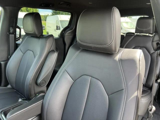 2027 Chrysler Pacifica Select AWD
