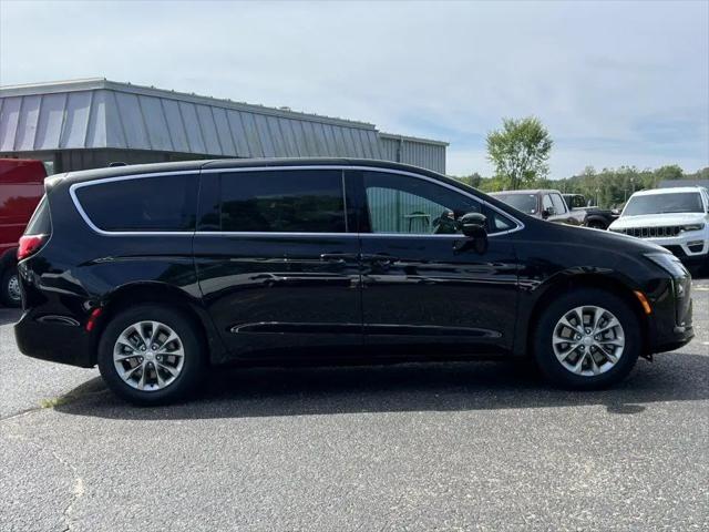 2027 Chrysler Pacifica Select AWD