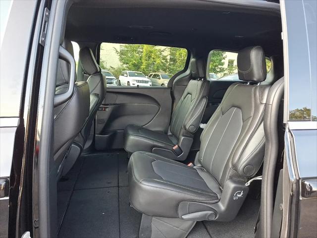 2027 Chrysler Pacifica Select AWD