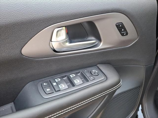 2027 Chrysler Pacifica Select AWD