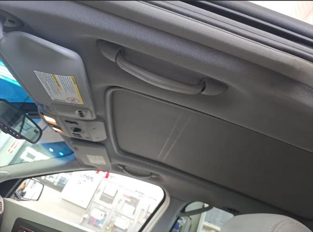 2004 Cadillac SRX Standard
