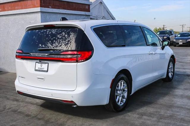 2027 Chrysler Pacifica Select
