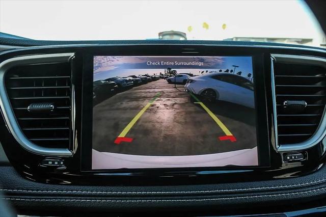 2027 Chrysler Pacifica Select