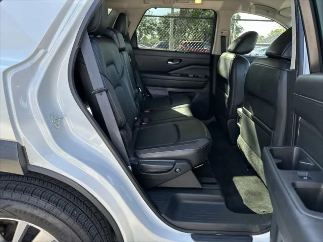 2023 Nissan Pathfinder SL FWD