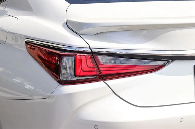 2025 Lexus ES 300h ES 300h