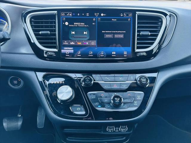 2025 Chrysler Pacifica Select