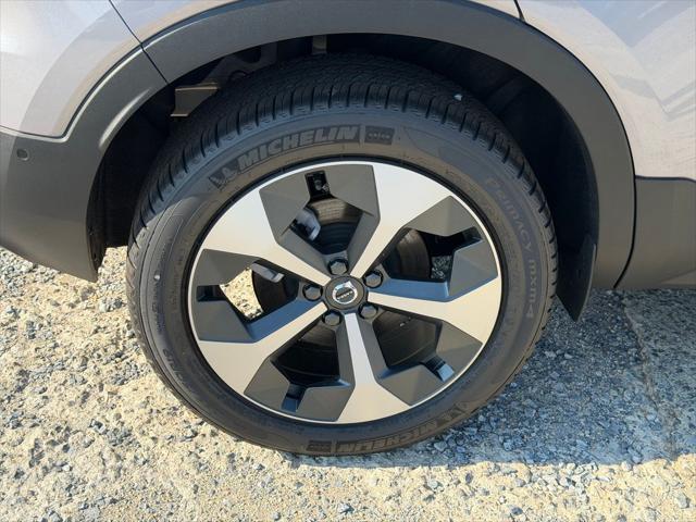 2026 Volvo XC40 Plus, B5 AWD Gas mild hybrid, Dark