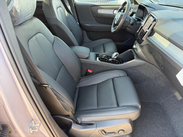 2026 Volvo XC40 Plus, B5 AWD Gas mild hybrid, Dark