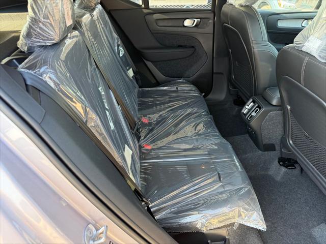 2026 Volvo XC40 Plus, B5 AWD Gas mild hybrid, Dark