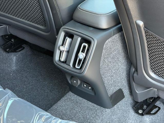 2026 Volvo XC40 Plus, B5 AWD Gas mild hybrid, Dark