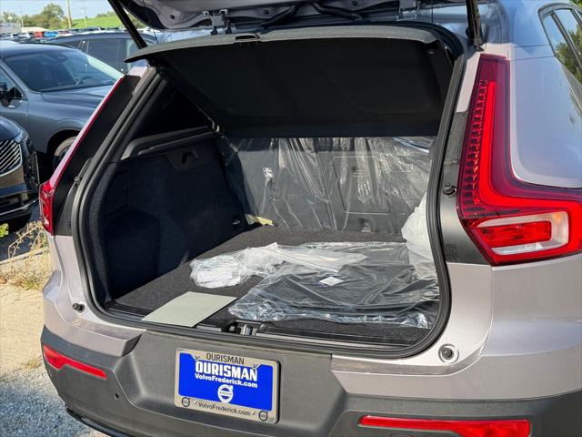 2026 Volvo XC40 Plus, B5 AWD Gas mild hybrid, Dark