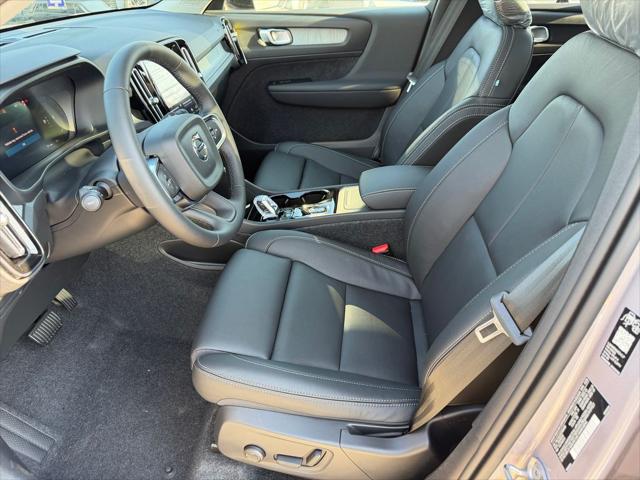 2026 Volvo XC40 Plus, B5 AWD Gas mild hybrid, Dark