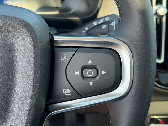 2026 Volvo XC40 Plus, B5 AWD Gas mild hybrid, Dark