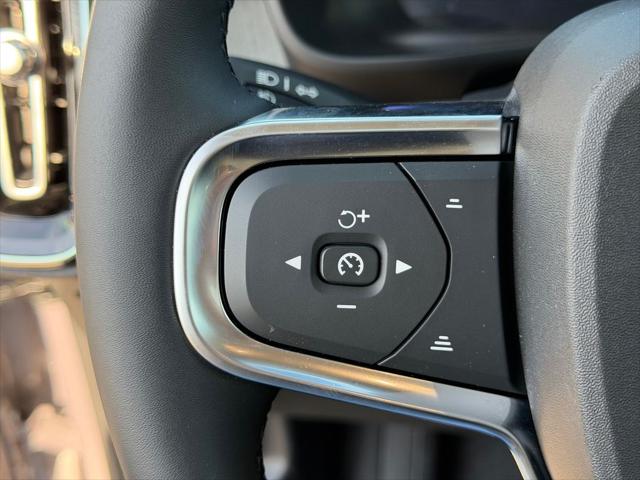 2026 Volvo XC40 Plus, B5 AWD Gas mild hybrid, Dark