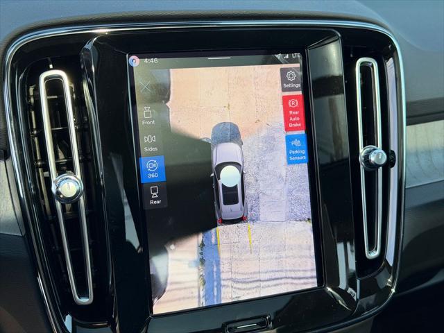 2026 Volvo XC40 Plus, B5 AWD Gas mild hybrid, Dark