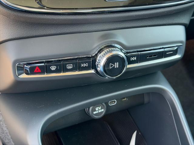 2026 Volvo XC40 Plus, B5 AWD Gas mild hybrid, Dark