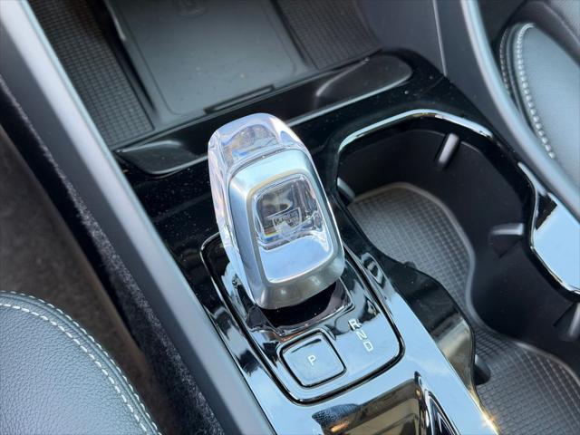 2026 Volvo XC40 Plus, B5 AWD Gas mild hybrid, Dark