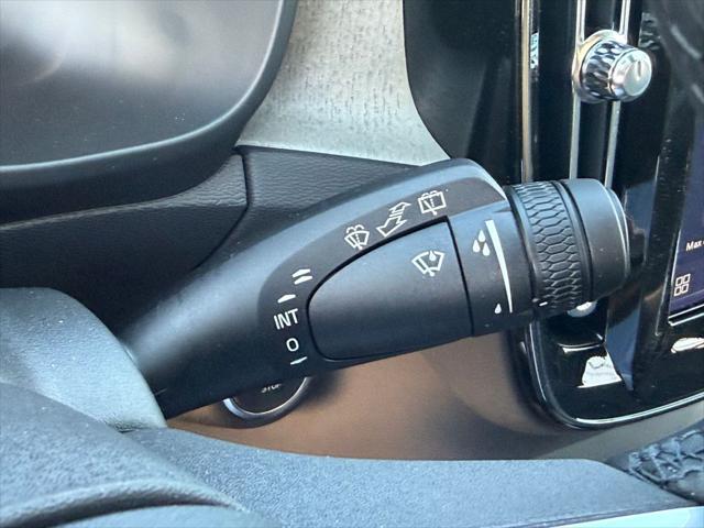 2026 Volvo XC40 Plus, B5 AWD Gas mild hybrid, Dark