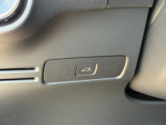2026 Volvo XC40 Plus, B5 AWD Gas mild hybrid, Dark