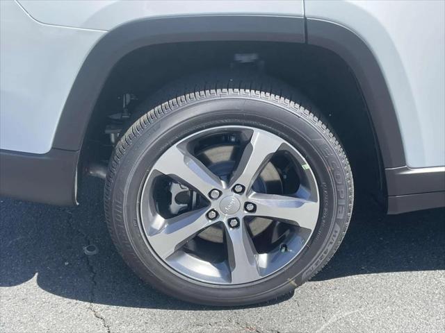 New 2026 Bright White Clear-Coat Exterior Paint Jeep Limited image 13