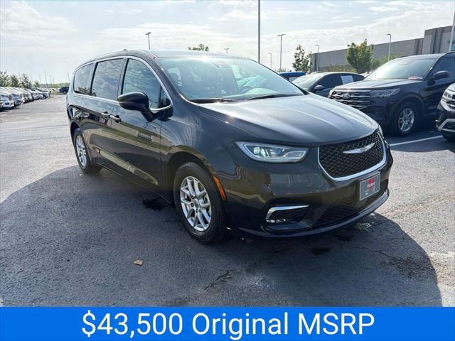 2024 Chrysler Pacifica Touring L for sale in Kansas City, KS