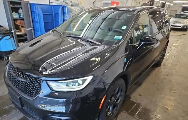 2023 Chrysler Pacifica Hybrid Limited for sale in Carson, CA