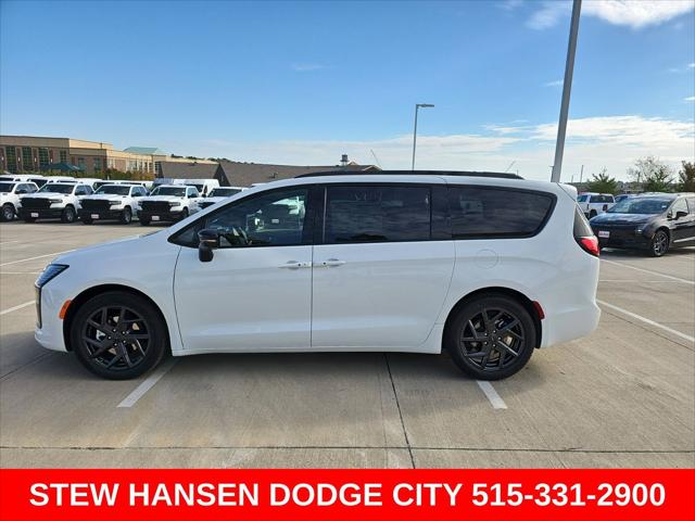 2027 Chrysler Pacifica Limited for sale in Urbandale, IA