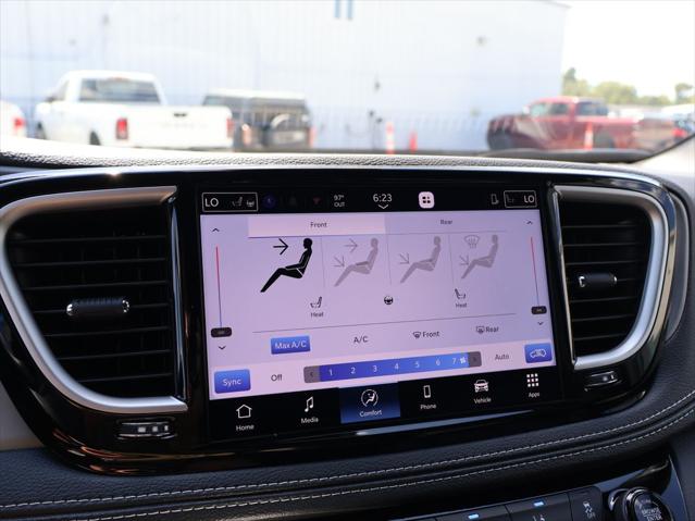 2027 Chrysler Pacifica Select