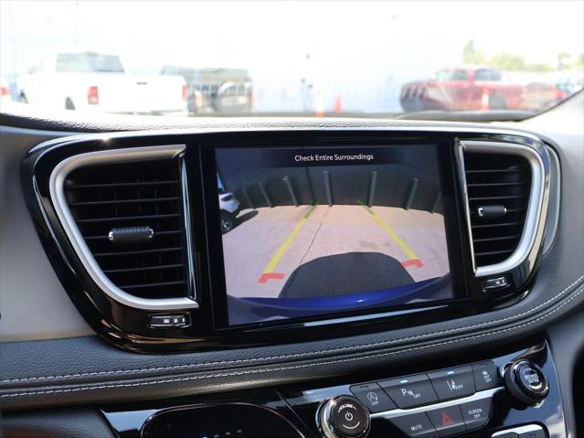 2027 Chrysler Pacifica Select