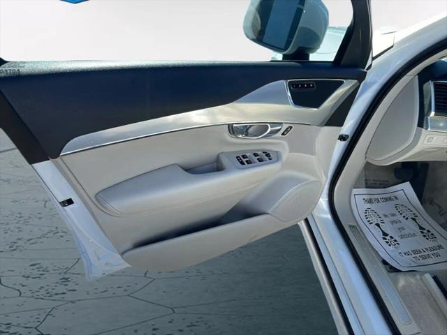 2016 Volvo XC90 T6 Momentum