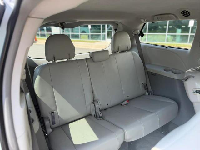 2013 Toyota Sienna XLE V6 8 Passenger