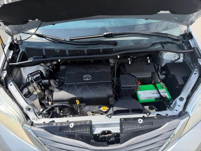 2013 Toyota Sienna XLE V6 8 Passenger