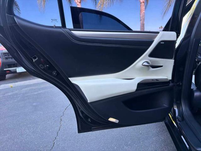 2024 Lexus ES 300h F SPORT Handling
