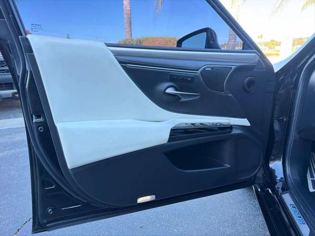 2024 Lexus ES 300h F SPORT Handling