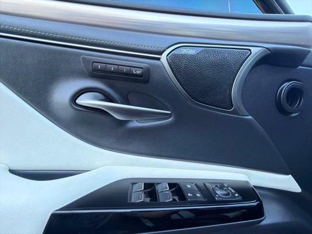 2024 Lexus ES 300h F SPORT Handling