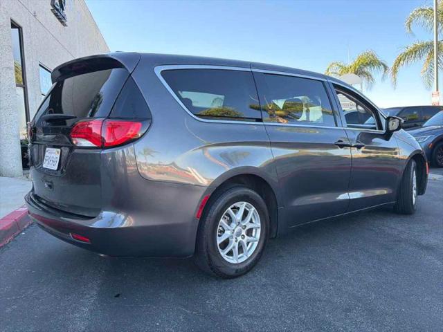 2022 Chrysler Voyager LX
