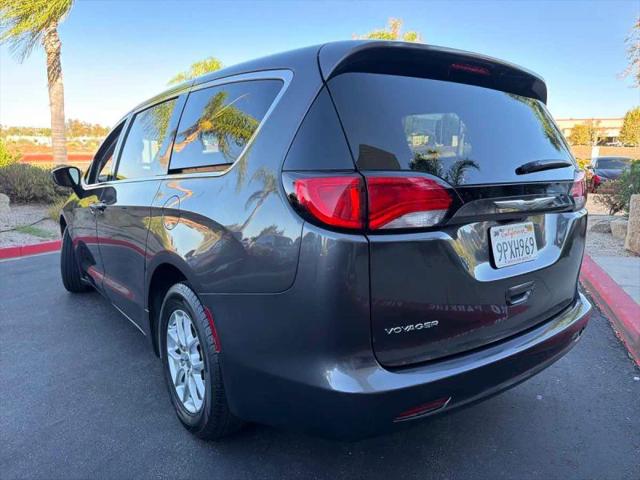 2022 Chrysler Voyager LX