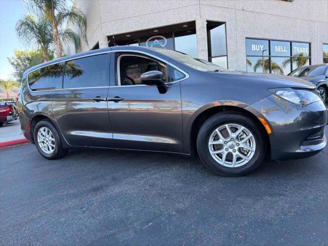 2022 Chrysler Voyager LX