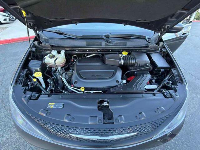 2022 Chrysler Voyager LX