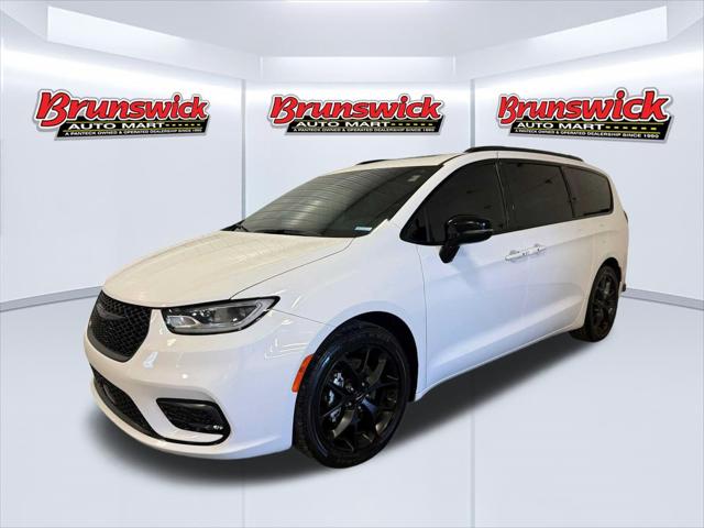 2024 Chrysler Pacifica Limited for sale in Brunswick, OH